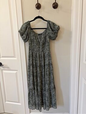 Francesca’s green floral midi dress